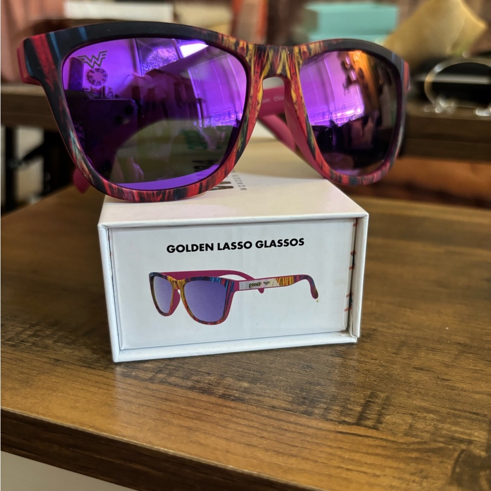 Goodr Golden Lasso Glassos